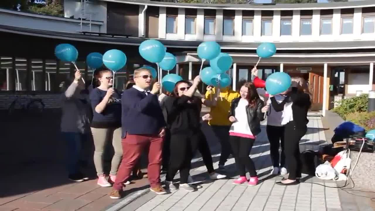 Oulaisten flash mobin kannatushuudot ja ryhmäkuva