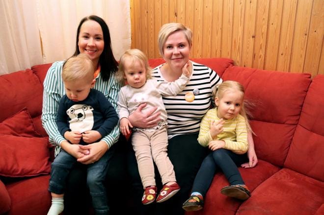 Riia Perämäki (vas.) ja Elina Niemistö vetivät Ylihärmän ensimmäisen Maitokahvilan 15.2. Mukanaan heillä olivat lapset Riku, Paju ja Maia. KUVA: ANU NAHKALA