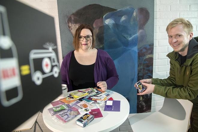 A-klinikkasäätiön Muunto-hankkeen projektikoordinaattori Miina Kajos ja projektisuunnittelija Janne Nahkuri uskovat, että huumeiden testauspisteillä voitaisiin välttyä lukuisilta hengenvaarallisilta yliannostuksilta. KUVA: Mauri Ratilainen
