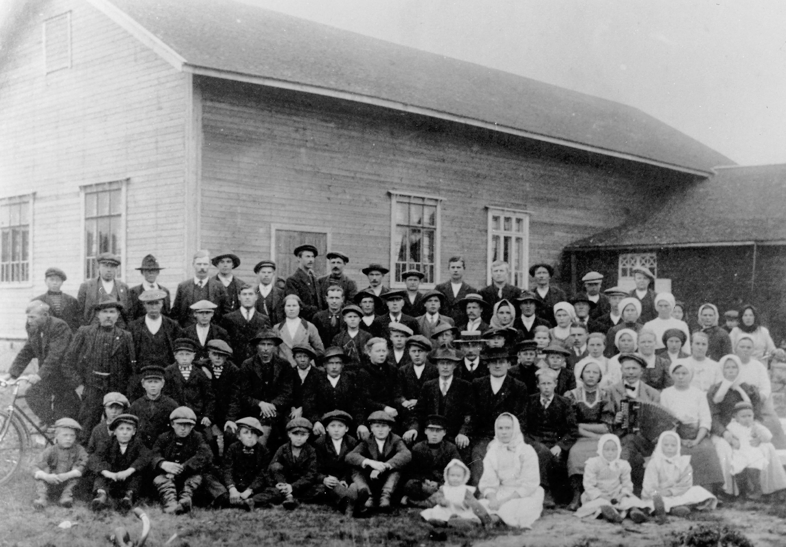 Kempeleen ensimmäinen työväentalo tuhoutui tulipalossa 1920-luvun lopulla.