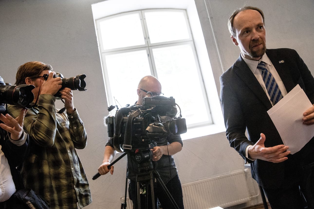 Perussuomalaisten puheenjohtaja Jussi Halla-aho totesi tiistaina, että MV-lehden juttujen jakaminen edustaa huonoa harkintaa.
