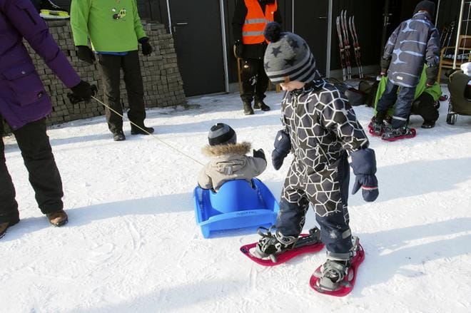 Lumikenkäily onnistuu perheen pienimmiltäkin.