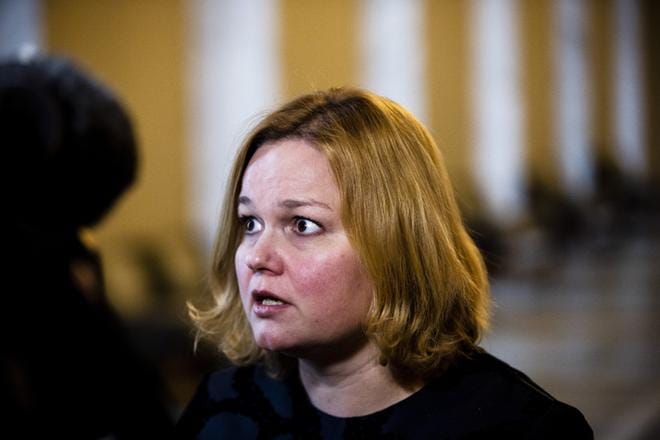 Perhe- ja peruspalveluministeri Krista Kiuru (sd.) kertoo kannattavansa sovittelua myös kotiväkivallassa, jos sovittelun edellytykset täyttyvät. KUVA: Joel Maisalmi