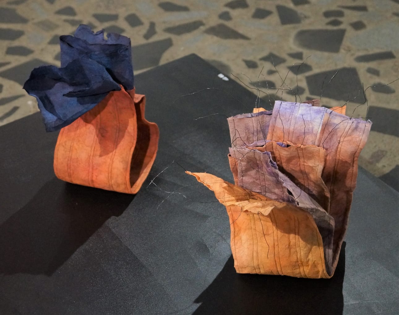 Birgit Särmö-Woll, Tämä aika II, korealainen hanjipaperi, rautalanka, ompelu, 2022.