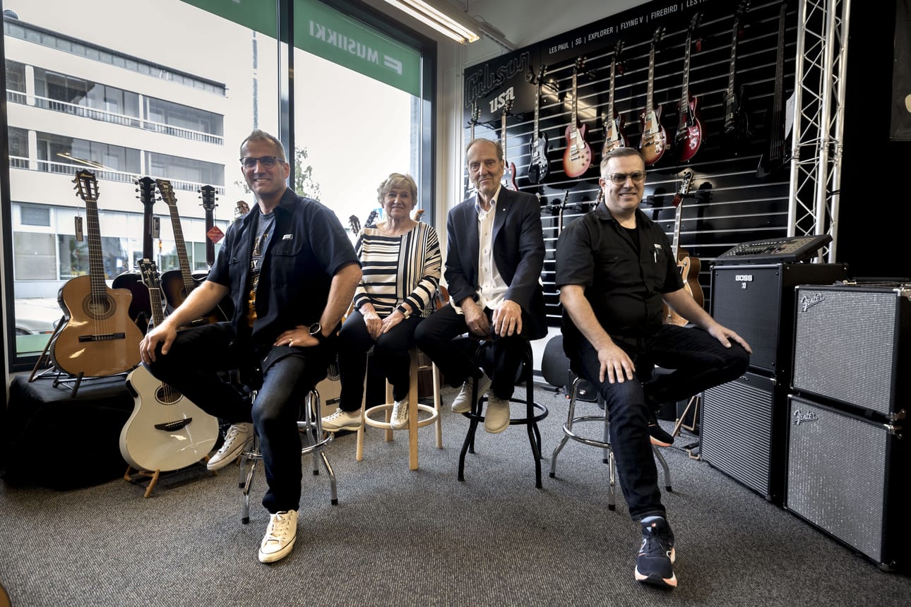 Perheyritys Musiikki Järvenpää on toiminut 50 vuotta. Päivi, Erkki, Janne (vas) ja Ville (oik) Alvar Aallon kadun liikkeessään tiistaina.