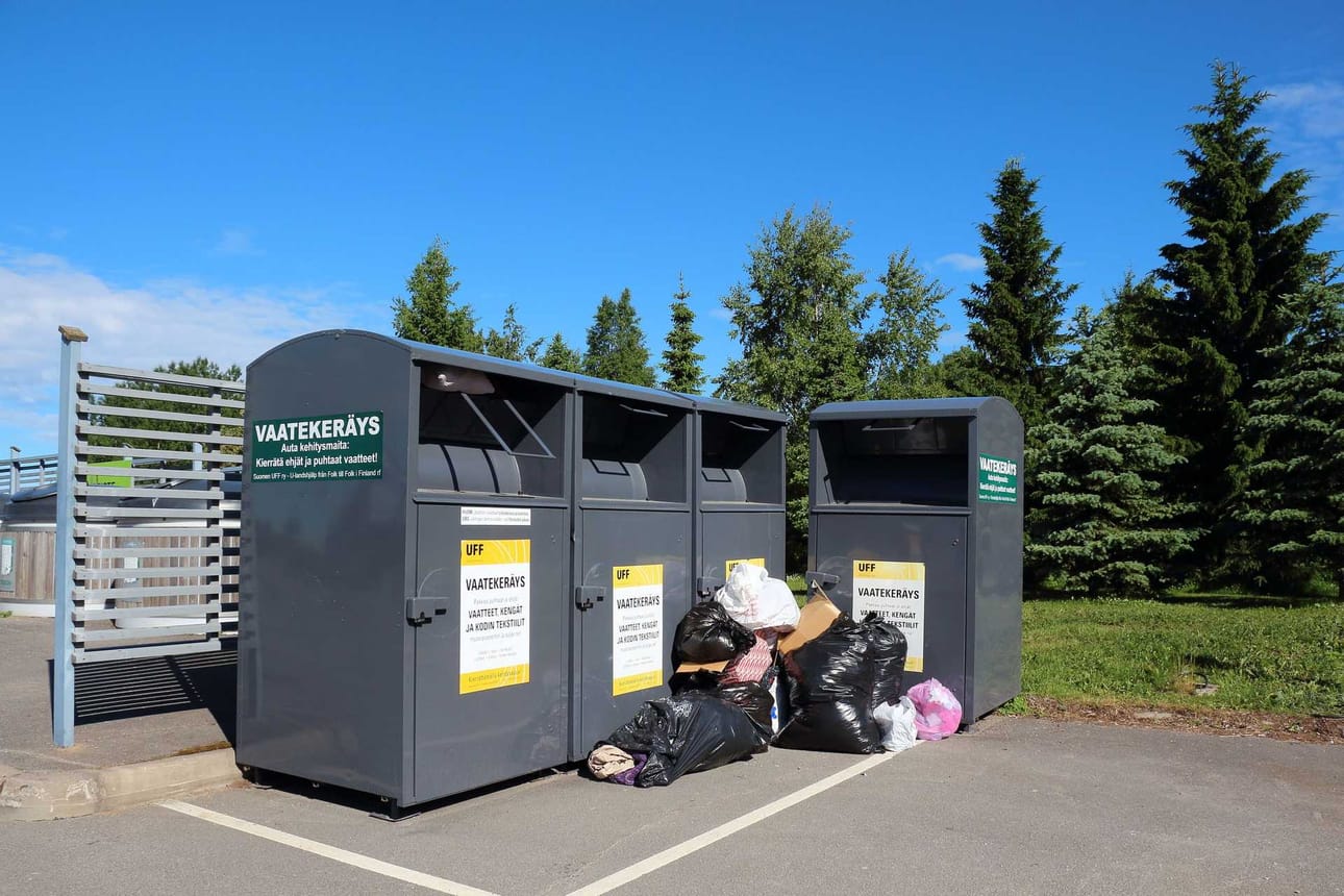 K-Citymarketin yhteydessä oleva vaatekeräyspiste täyttyy nopeammin kuin sitä on varauduttu tyhjentämään.