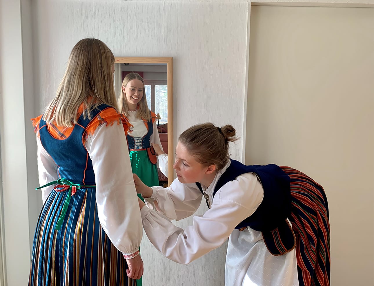 Karanteenikatrillissa tanssijat pukeutuvat kansallispukuihin. Hanna Poikelalla (vas.) on Peräpohjolan puku ja Riina Hosiolla Rovaniemen puku.