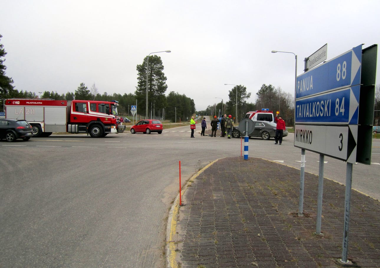 Kolmion takaa Taivalkoskelta päin tullut auto ajoi risteyksessä Kuusamon suunnasta tulleen auton eteen.