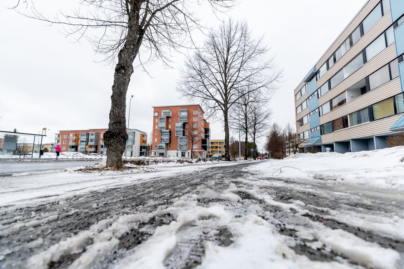 Talvi teki paluun ja teiden pinnat alkavat jäätyä vaarallisen liukkaiksi pohjalaisteillä. Aamupäivän sohjo alkaa väistyä pääteiltä, mutta sivuteillä ja kaduilla sohjoa yhä piisaa.