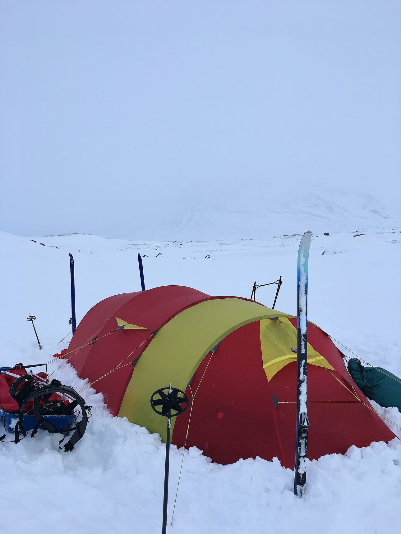 Tällaisessa teltassa Keijo Haka-Risku ja muut matkalaiset yöpyvät Huippuvuorilla. Tämä kuva on otettu viime keväänä Ruotsissa.