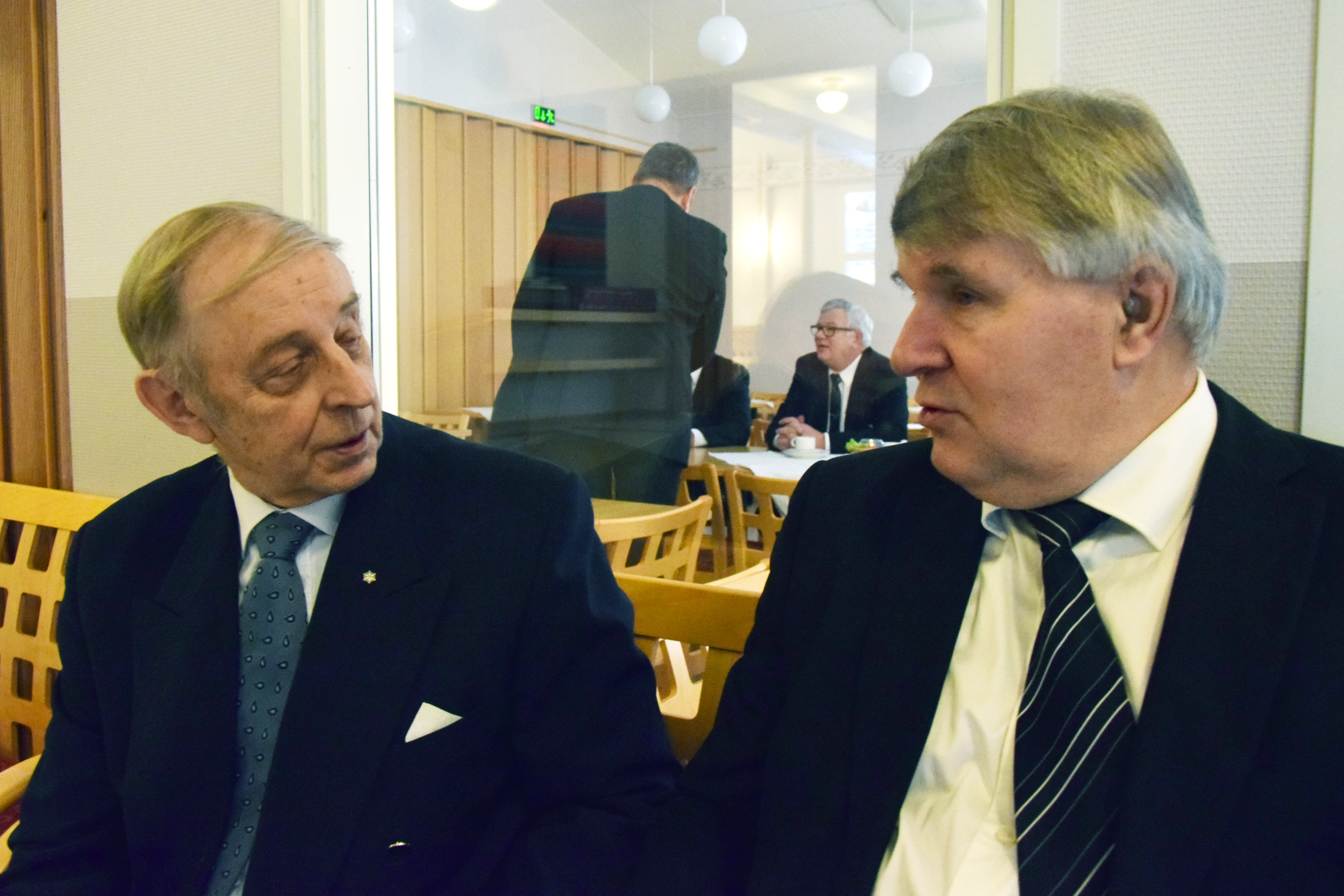 Pentti Simojoki ja Esko Kantola vaihtoivat tuoreimmat kuulumiset jumalanpalveluksen ja konsertin välissä nautituilla kirkkokahveilla.