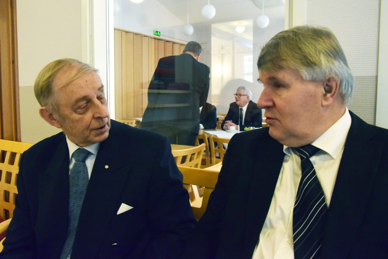 Pentti Simojoki ja Esko Kantola vaihtoivat tuoreimmat kuulumiset jumalanpalveluksen ja konsertin välissä nautituilla kirkkokahveilla.