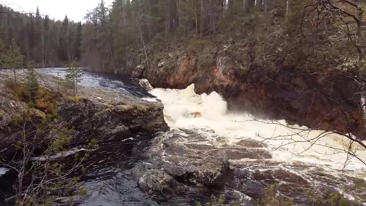Näin kuohuu Kiutaköngäs