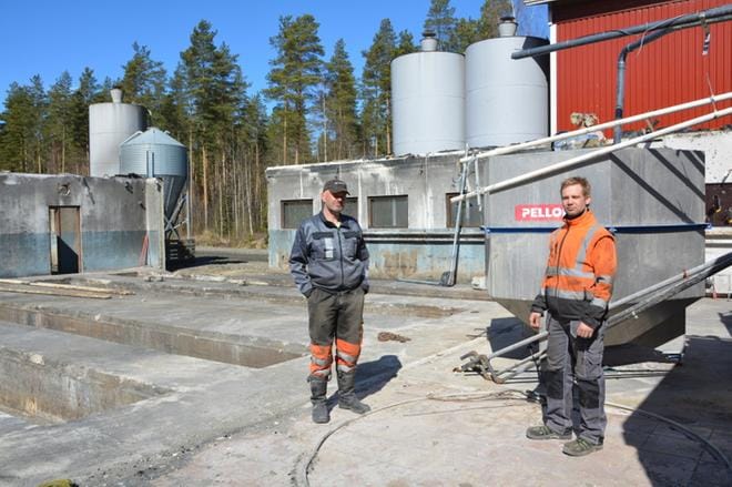 Jukka Mäki ja hänen työntekijänsä Santeri Mäkelä kiittelevät palokuntaa ripeästä toiminnasta, jonka ansioista paljon pelastui. Vuonna 2002 rakennetusta sikalasta on jäljellä vain lattia ja osa seinistä. KUVA: MIINA HAKALA