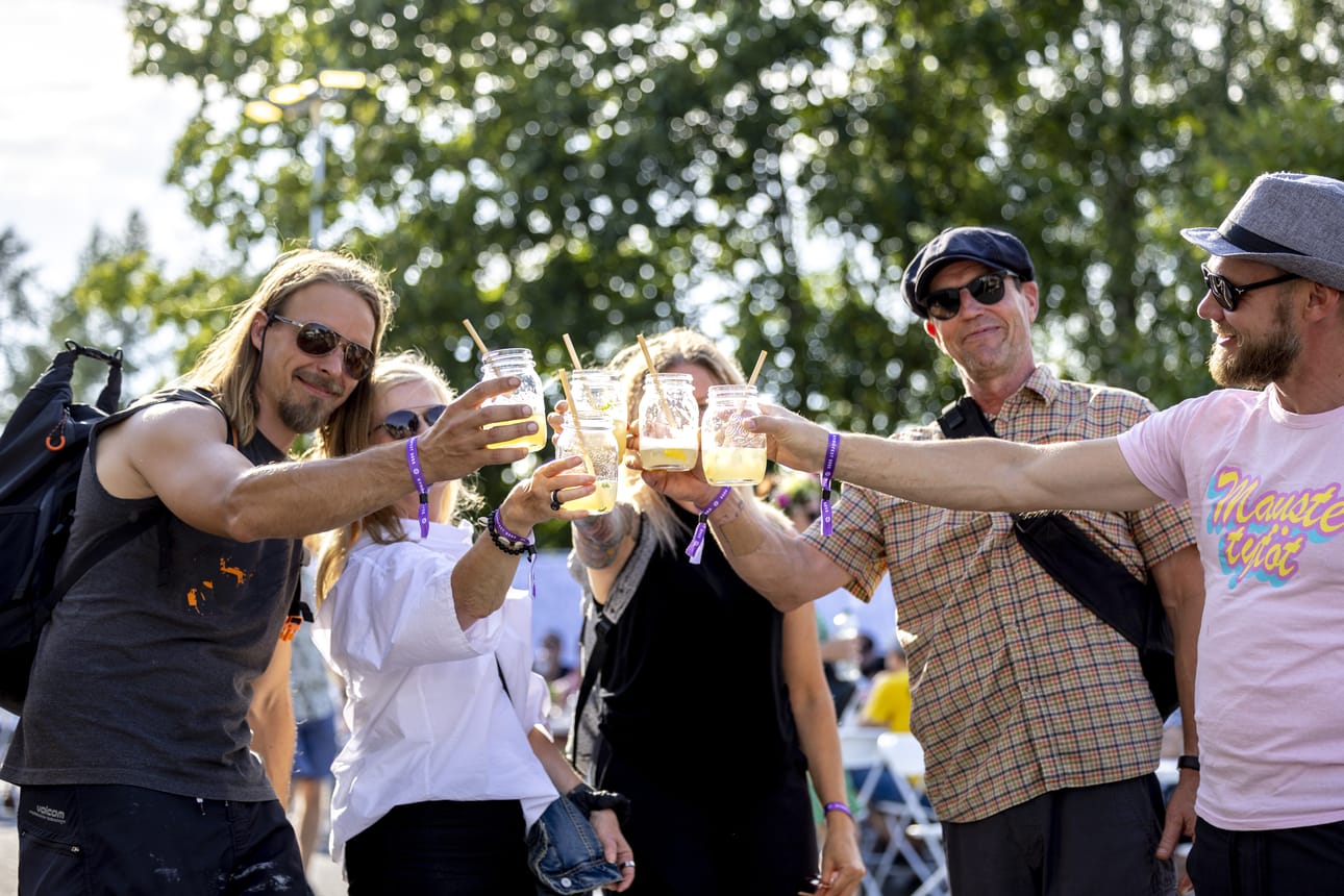 Joukko iloisia ihmisiä kokoontui Kyröjoen rantaan nauttimaan musiikista ja tunnelmasta. Cocktailtyöpajassa omin käsin valmistetut viskimuulit maistuivat.