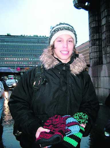 Kolmessa kuukaudessa mestariksi. Vajaassa kolmessa kuukaudessa Elias Huhtinen opetteli neulomaanja on ehtiny tehdä pipon poikineen.
