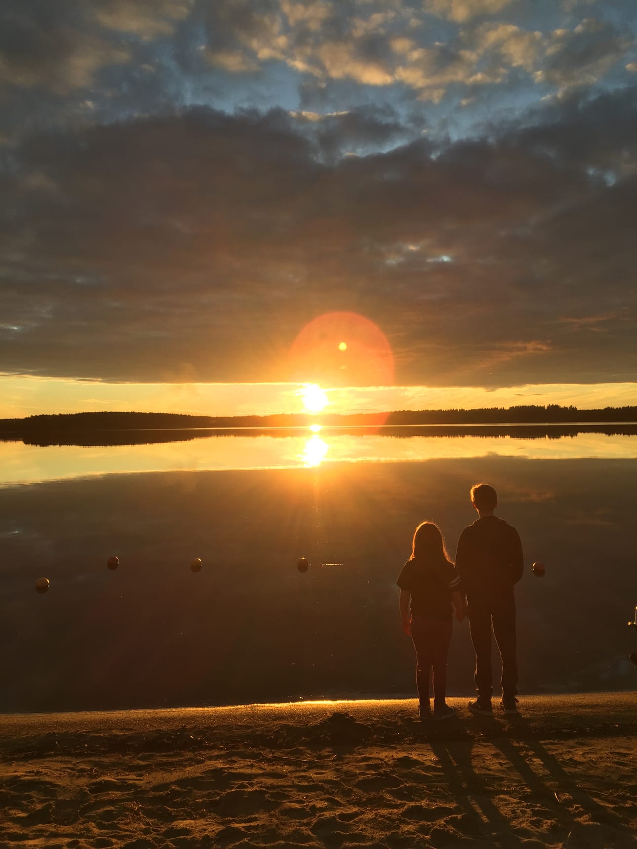 Ukki ja mummi nostamassa lippua salkoon lastenlasten Eetun ja Emilian kanssa, mökillä Lusmingissa.