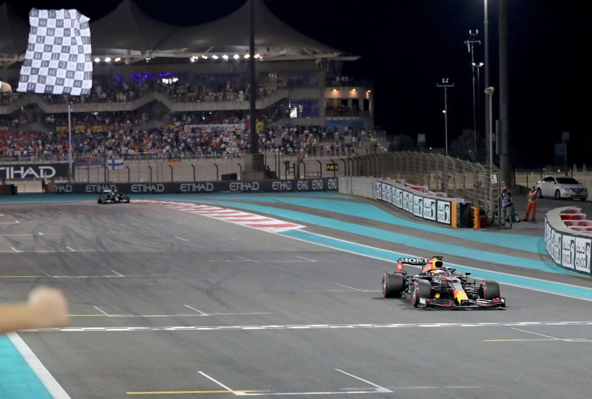 Red Bullin Max Verstappen ohitti kauden päätöskisan viimeisellä kierroksella Mercedeksen Lewis Hamiltonin. LEHTIKUVA/AFP