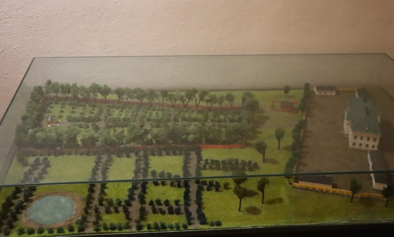 Entisen Vaasan hovioikeuden piha ja puutarha rakennuksen itäpuolella sellaisina kuin ne 1700-1800-luvuilla olivat. Kuvassa pienoismalli Vanhan Vaasan museossa.