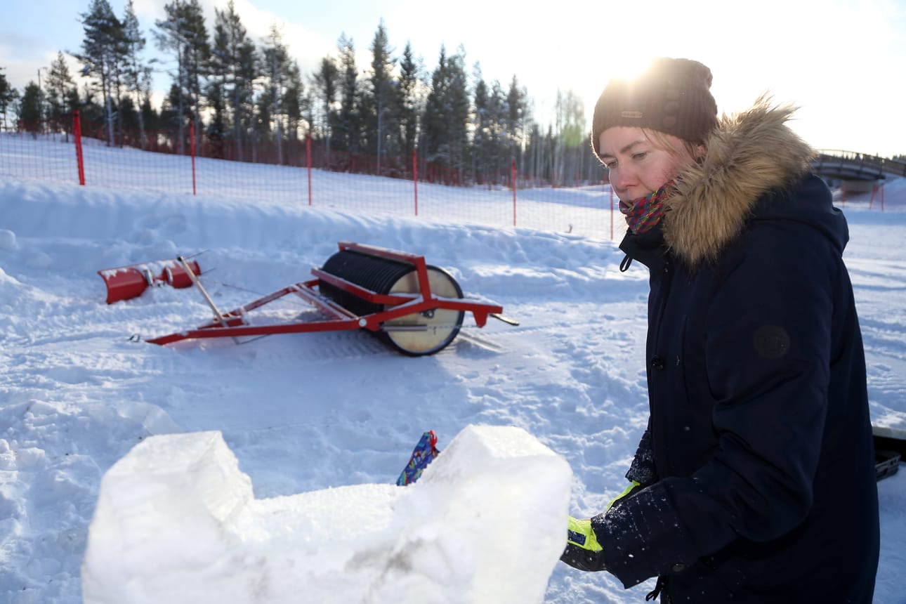 Sanna Jauhiainen ei ole aiemmin veistänyt jäätä.