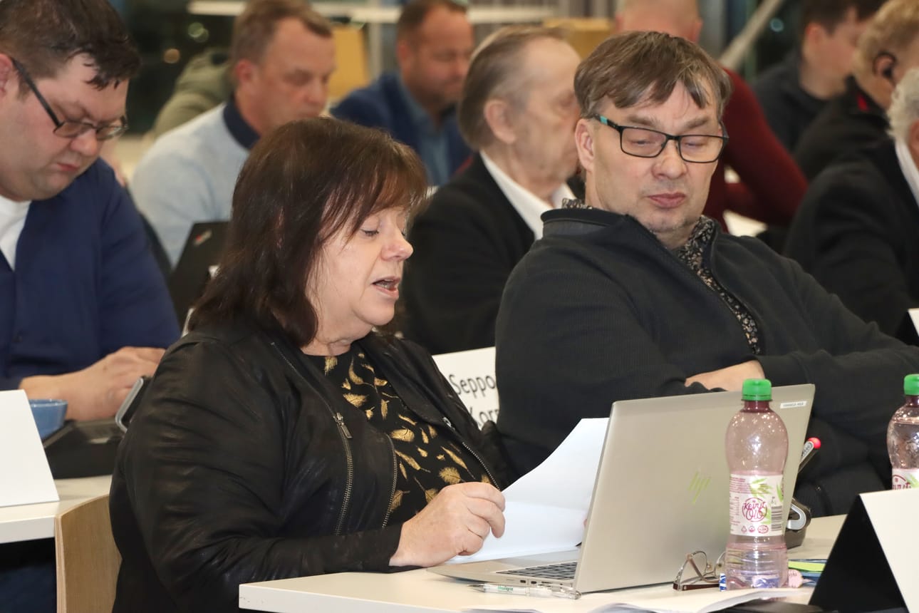 Arja Kananoja (kesk.) teki Kurikan kaupunginvaltuustossa maanantaina 12.2. aloitteen tuulimyllyjen vähimmäisetäisyyksistä asutukseen. Jarmo Alajoki (kesk.) kuunteli vieressä.
