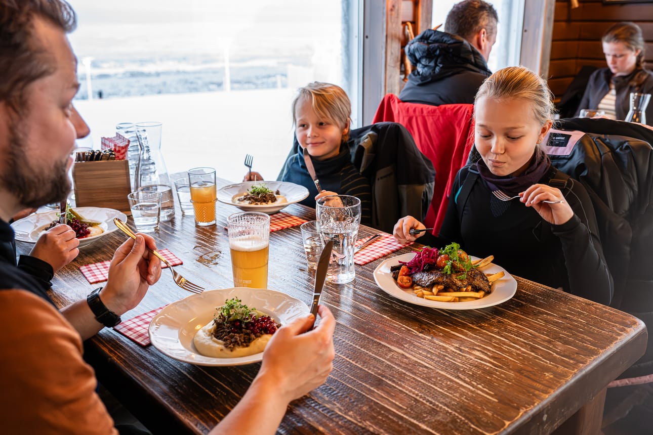 Leviltä löytyy monipuolinen valikoima rinneravintoloita, joihin pysähtyä tankkaamaan laskupäivän aikana. ”Yksi ehdoton suosikkimme on Ravintola Horizont, jossa lounastamme usein. Myös lapset löytävät listalta aina jotain mieluista”, Matti Kujala kommentoi.