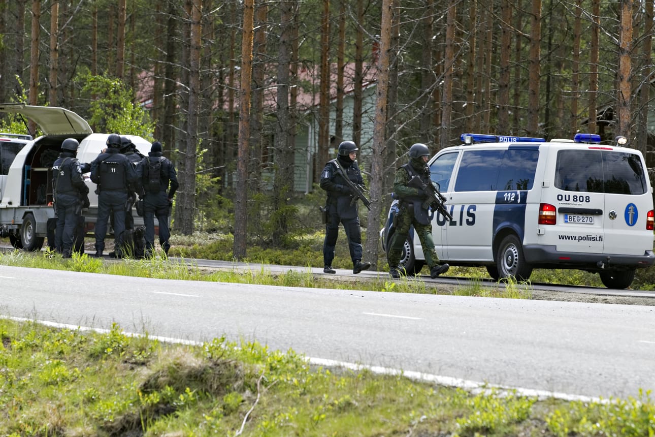 Poliisi piiritti kannabiskasvattajien vuokraamaa asuntoa Haukiputaan Virpiniemessä yli seitsemän tunnin ajan kesäkuussa 2011.
