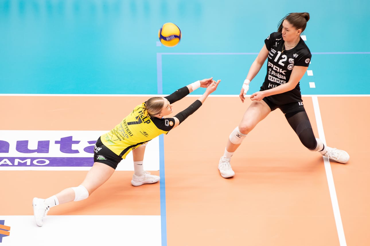 Puijo Wolley on yhden voiton päässä Mestaruusliigan finaaleissa. Kuvassa Veera Help (vas.) ja Nea Subotic miltei päivälleen vuosi sitten Kuusamossa 6.4.2025 pelatussa kauden 2024–25 välieräottelussa.