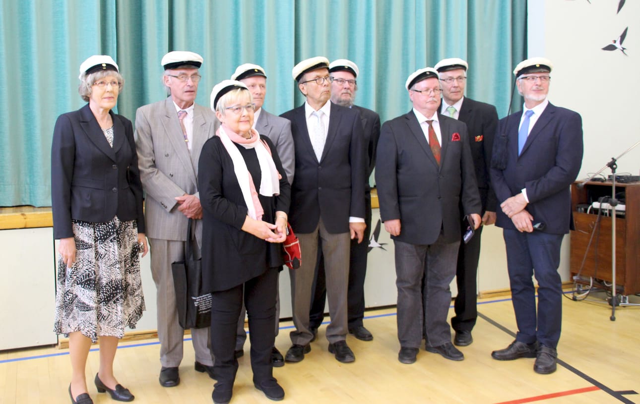 Siikalatvan lukion riemuylioppilaat vasemmalta: Aili Hyvönen, Matti Jylhänniska, Heikki Savilampi, Toivo Keskitalo, Eero Jarva, Mauno Hyytinen, Erkki Saloranta, Martti Junnonaho. Etualalla Marjatta Jylhänniska.