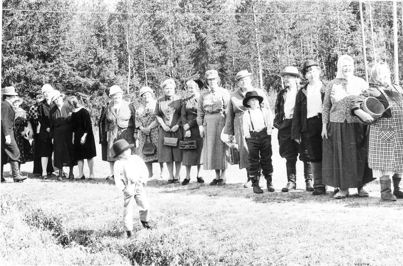 Muotinäytös oli ensimmäisten vattumarkkinoiden katsotuinta ohjelmaa. Lottapukukin kyläläisten kätköistä oli löytynyt.