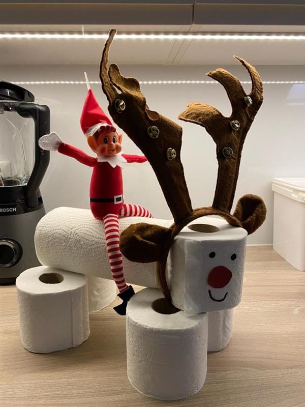 Keppostelijatonttu ratsastaa talous- ja wc-paperista tehdyllä porolla. Kuva: Riikka Huhtakallio.