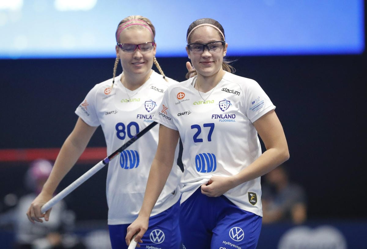 Suomen naisten salibandymaajoukkue hävisi MM-kilpailujen alkusarjan päätösottelussa Ruotsille maalein 3–9. Kuvassa Ky Kippilä (vas.) ja Oona Kauppi. LEHTIKUVA / Kalle Parkkinen