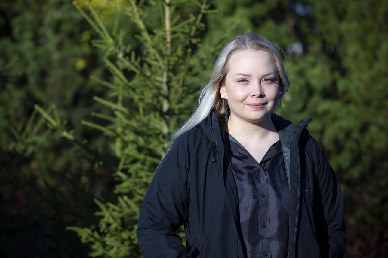 Henna Kujanpää mietti ennen ulostuloaan, kannattaako asiasta kertoa julkisesti. Hän päätyi siihen, että tietoisuutta on hyvä lisätä. – Mua harmittaa tosi kovaa ravintoloiden puolesta. Ravintolat saavat olla koronan jälkeen auki ja sitten tapahtuu tällaista. Se on surullista.