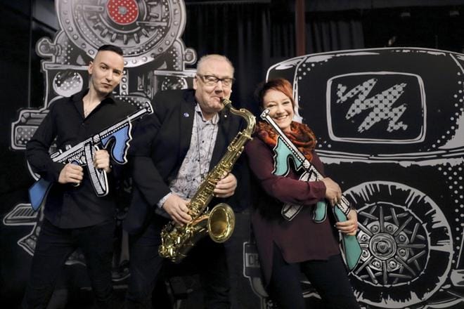 Teatteri Lapua painii kovassa sarjassa. Rima pidetään korkealla jatkossakin, lupaavat teatterin aktiivit, puheenjohtaja Jukka Santala, Kai Pöntinen ja Johanna Ikola. Teatterí Lapuan Piukat paikat -musikaalin esitykset jatkuvat helmikuun alkuun. KUVA: HEIKKI HAKANEN