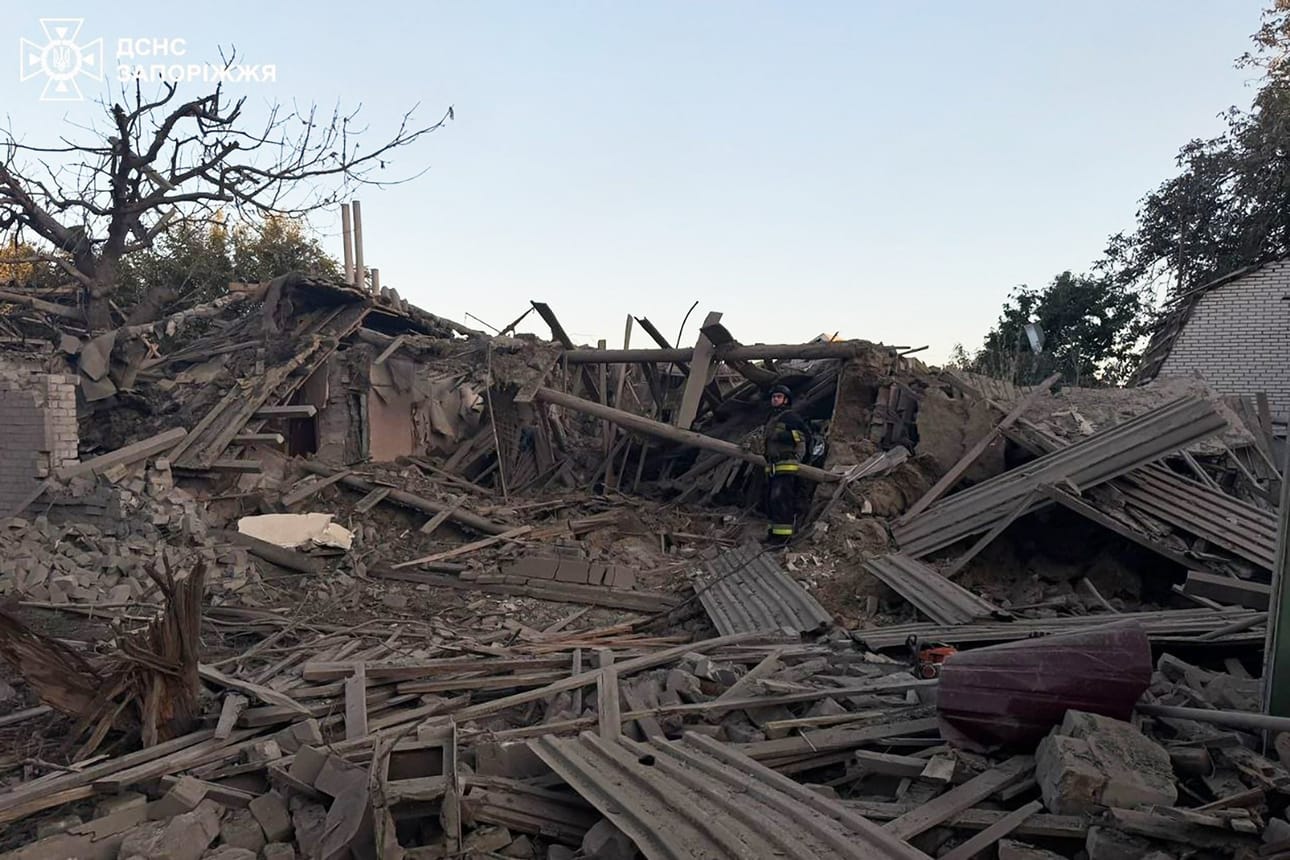 Ukrainan pelastusviranomaisten kuvaa Venäjän 22. syyskuuta Zaporizhzhjaan tekemän ilmaiskun tuhoista.
