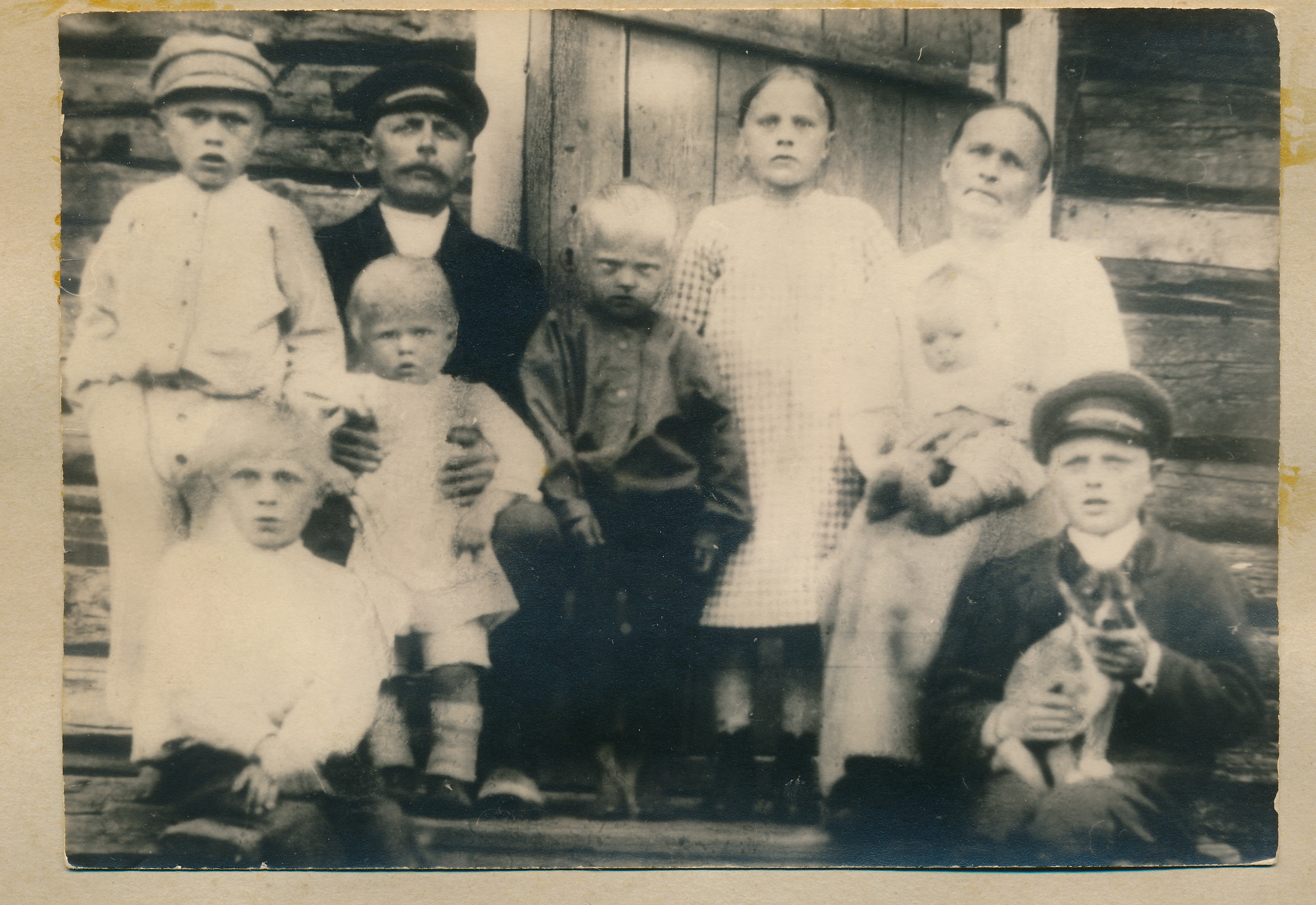 Tämä kuva on lasten ikähaarukasta päätellen vuodelta 1921 ja henkilöt vasemmalta lukien: Matti, Viljo, Vikke pitää kiinni kainaloista Eevaa, Lauri, Anni, Idan sylissä Hanna ja Erkki sylissään Tellu-koira. Nuorimmat lapset Laura ja Eero ovat syntyneet myöhemmin. Kuva on ajalta, jolloin perheen talous oli tiukilla. Ida-äiti on neulonut säkkikankaasta koltut tytöille ja kenkiä käytettiin vuorotellen.