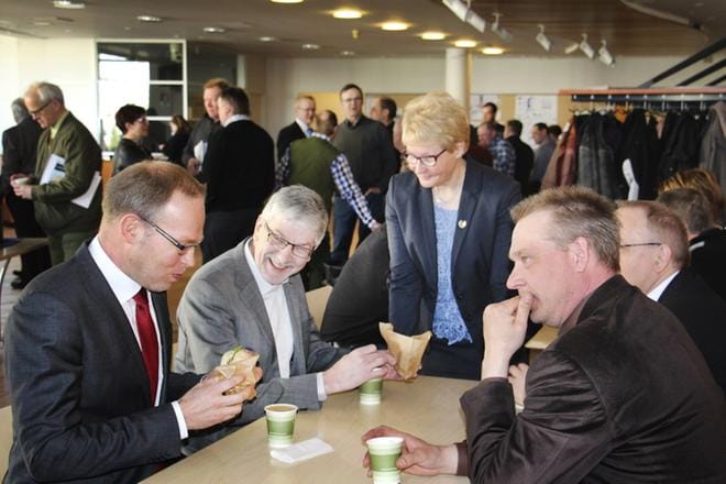 Kampustalon ravintolan ollessa vielä remontissa maakunnan tuottajaväki tarjosi kokouskahvit MTK:n tutkimuspäällikölle Juha Lappalaiselle (oik.) retkiolosuhteissa. Se huvitti pohjalaisia tuottaja-aktiiveja Hannu Uittoa, Johanna Kankaanpäätä, Yrjö Ojaniemeä ja Timo Kankaanpäätä. KUVA: ARTO TAKALAMPI