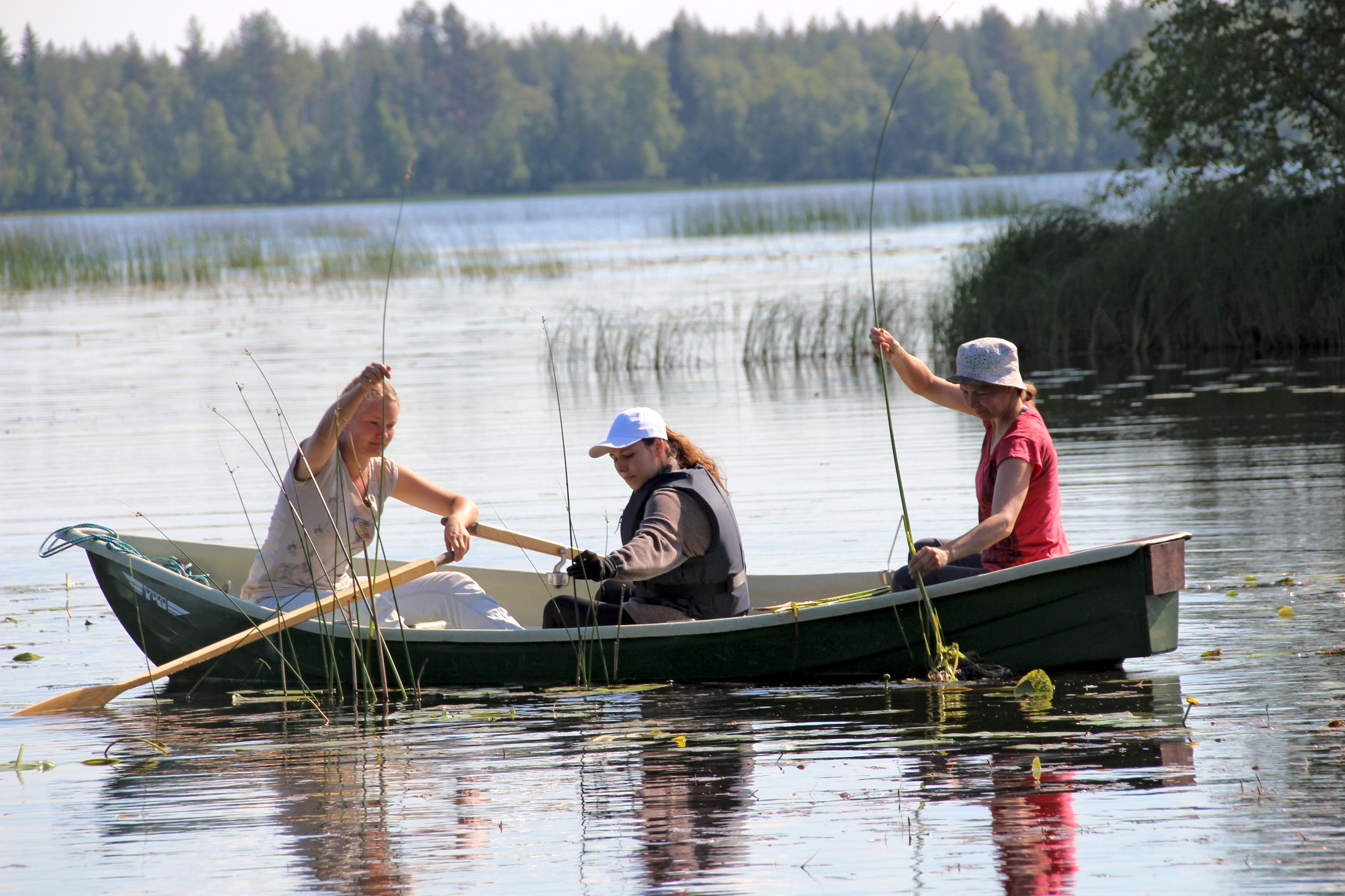 Leiriläiset pääsivät keräämään kaislaa Mankilajärvestä ja myös kokeilemaan, miten se toimii käsityömateriaalina.