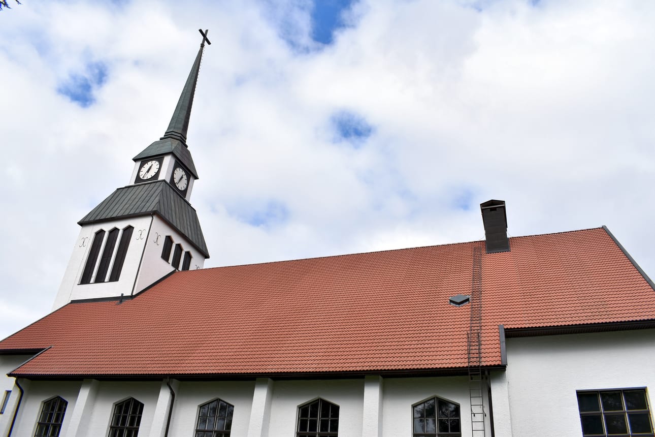 Pyhän Ristin kirkon rikkoutunut aita portteineen korjataan ensi keväänä.