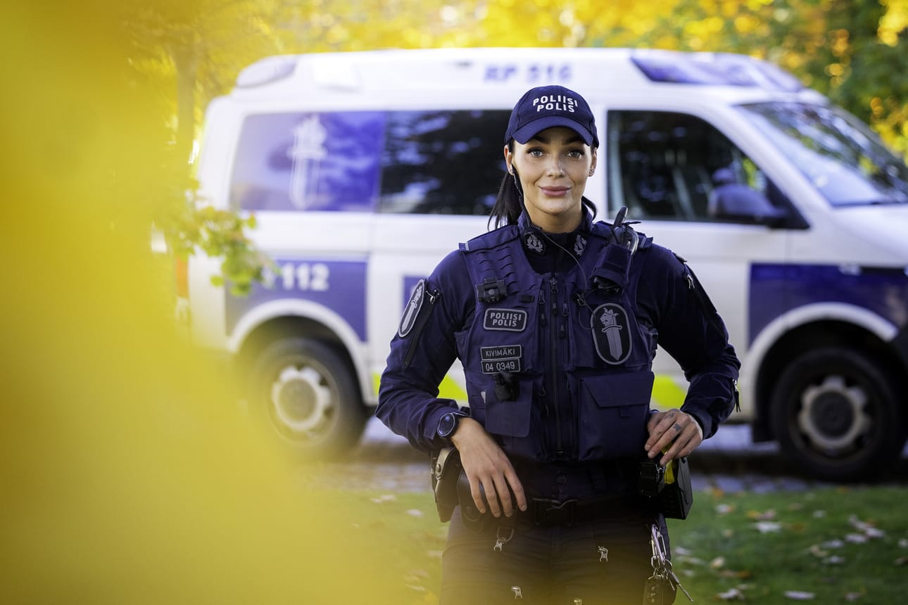Poliisin virkapuvun takana on nainen, joka uskalsi seurata lapsuuden unelmaansa. Elina Kivimäki muistuttaa, ettei yksikään ammatti ole vain pojille tai tytöille.