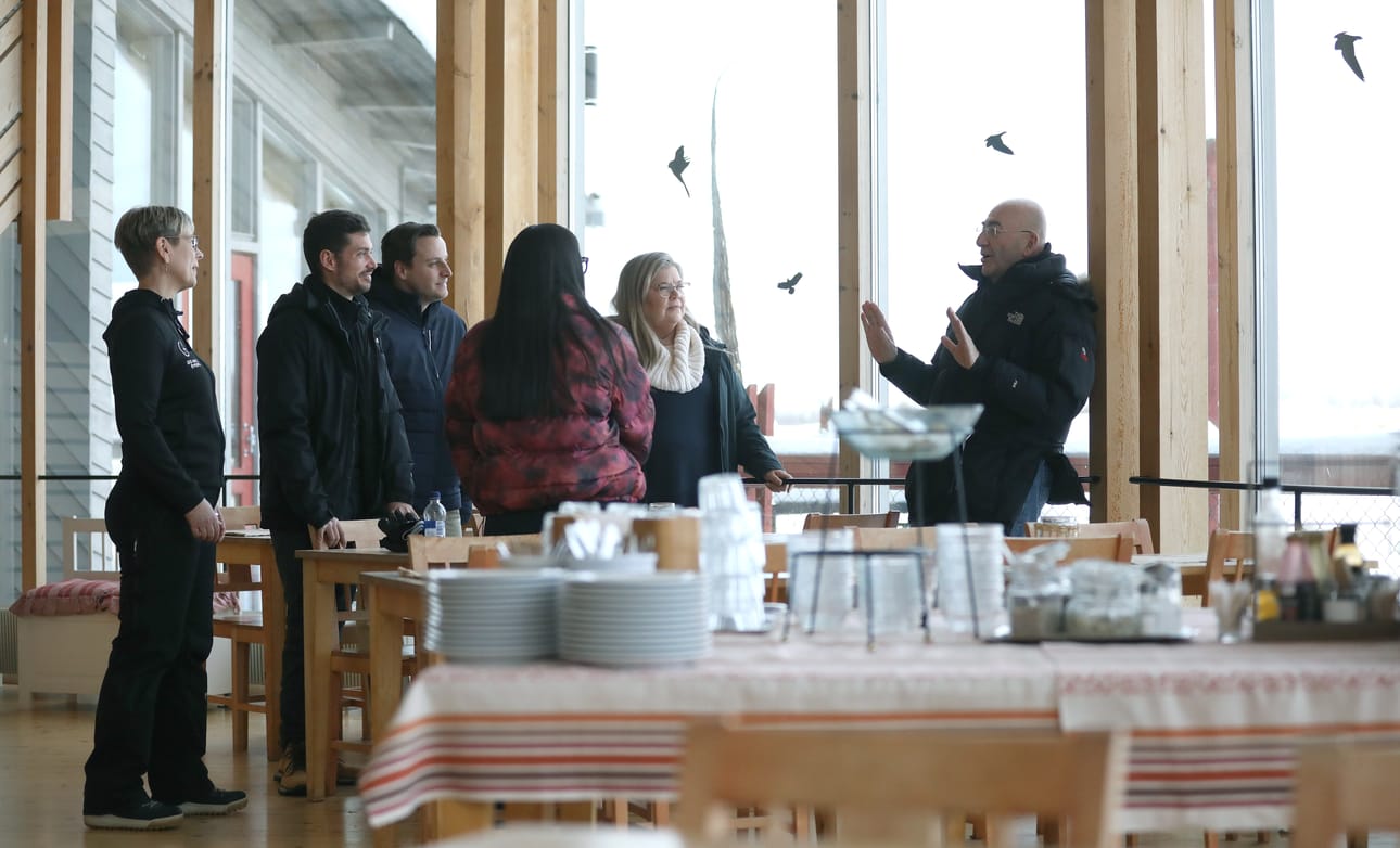 Joukko kansainvälisiä matkanjärjestäjiä kävi tutustumassa Liminganlahden luontokeskukseen perjantaina. Kuvassa vasemmalta Kirsi Eskola Go Arctic Oy:stä, Daniele Boni Englannista, Sam Bonte Hollannista, Fabiana Pellergini Espanjasta, Jaana Sirkiä Visit Arctic Coastilta ja Massimo Terracina Italiasta.