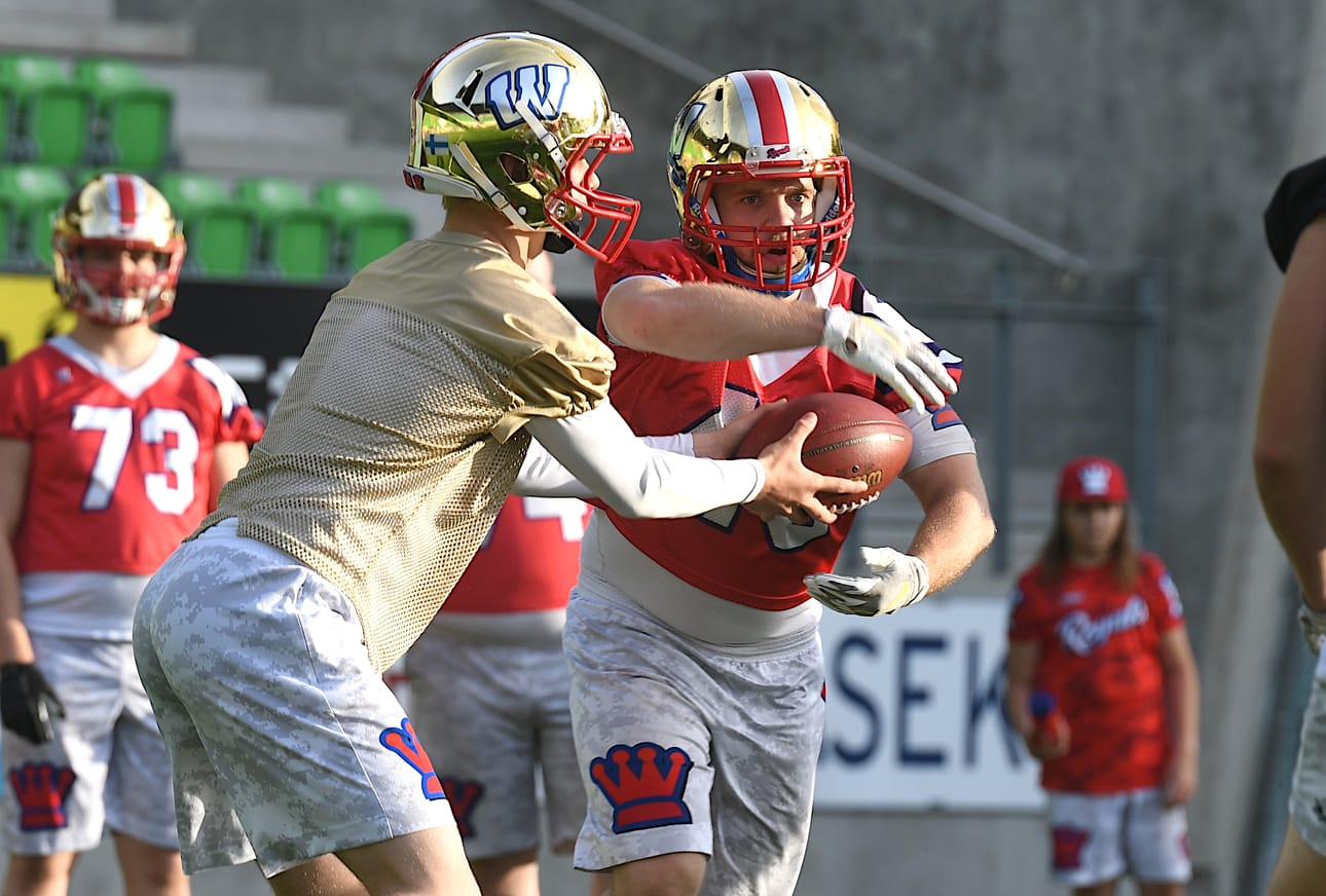 Royals hioi tiistaina pelikuvioita kuntoon kohti Spagettimaljaa. Tässä nuori pelinrakentaja Elias Haapamäki antaa pallon kokeneelle keskushyökkääjälle Tom Suosteelle.