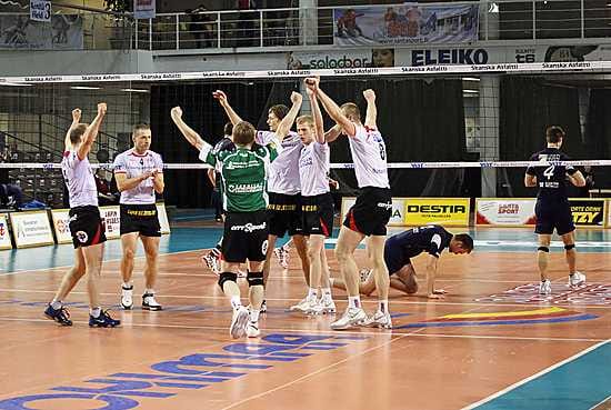 Santasport tuulettaa voittoa Kempeleen Lentopallosta Rovaniemellä maaliskuussa.
