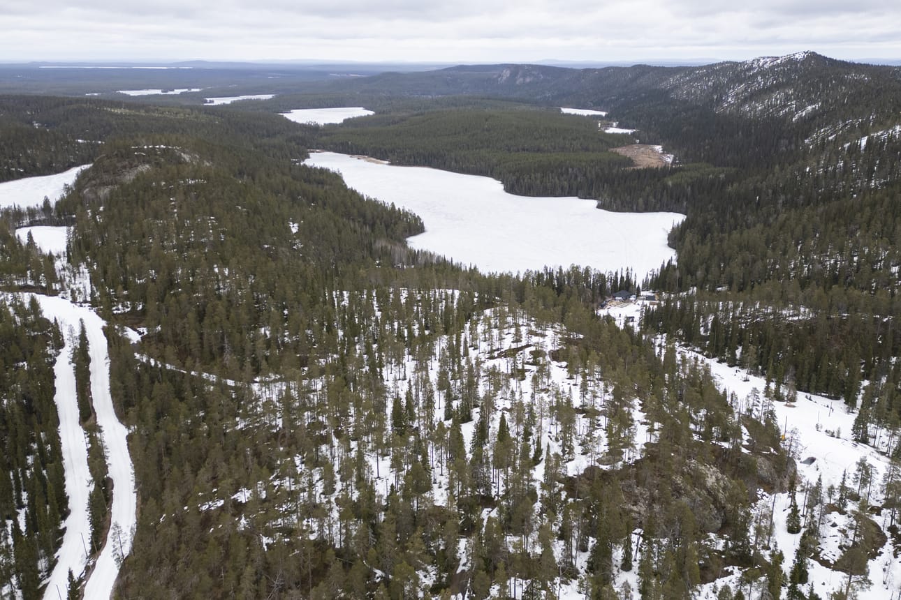 Rukan FIS-laduille suunnitellaan muutoksia siten, että kuvan vasemmassa reunassa Valkeaisenvaaran suuntaan nouseva latu kääntyisi nousun jälkeen jyrkästi oikealle, kohti Pessarin laskettelurinteitä. Uusi lenkki tulisi osittain Rukan ympärysreitin ladulle tehden noin 700 metrin mittaisen lenkin hienossa vaaramaisemassa.