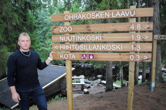 Ohrakosken laavu on suosittu retkipaikka. Jonne Körkkö kertoo, että retkeilyreitti on nyt varustettu uusin kyltein. Ojien yli pääsee uusia siltoja pitkin. KUVAT: EEVA-LIISA KULJU