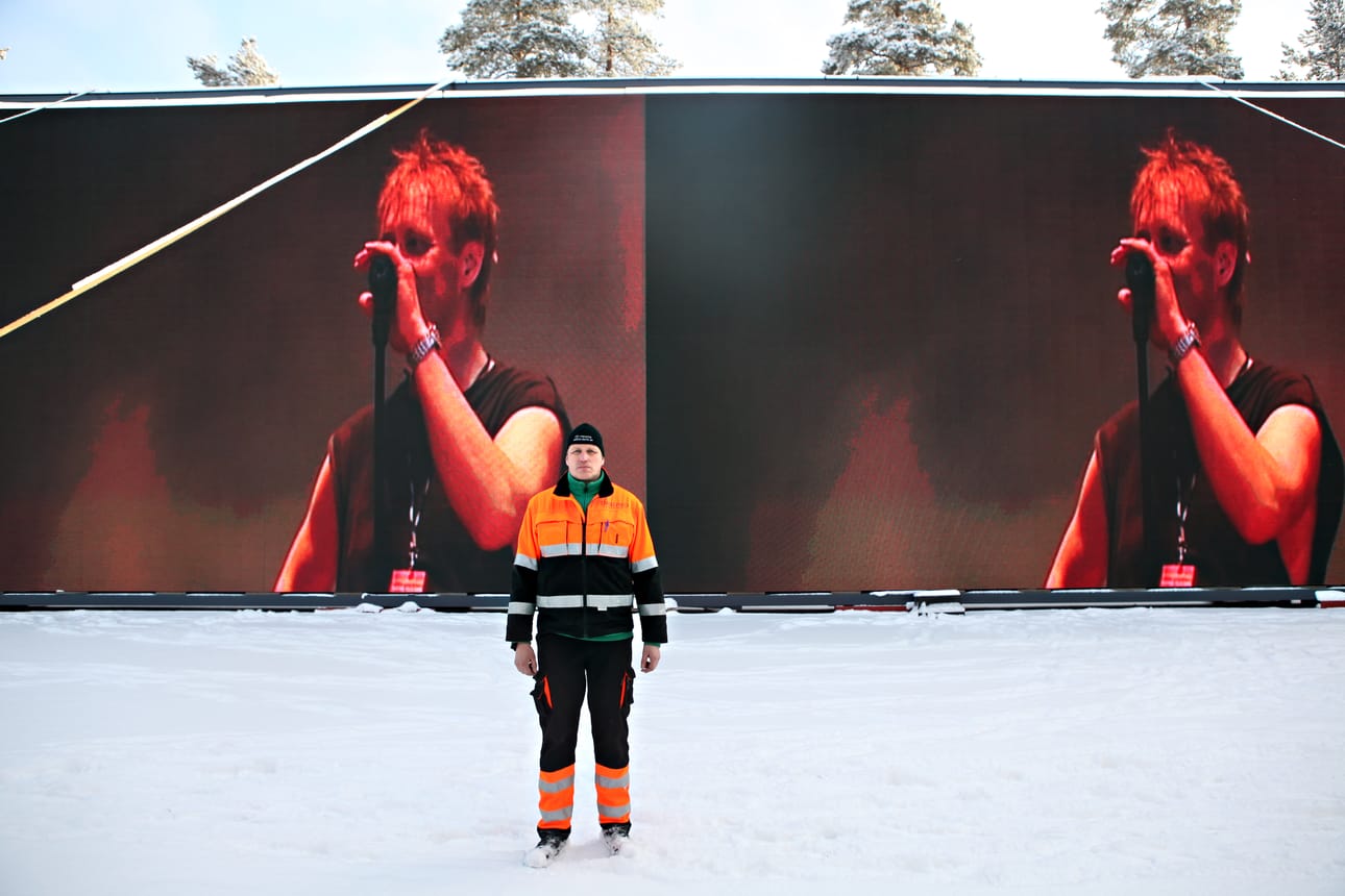 Projektipäällikkö Jukka Mikkilä kertoo, että olympiastadioneilla näytöt nostetaan viiden metrin korkuisten jalkojen päälle. Perjantaina näytöllä lauloi Eppu Normaalin Martti Syrjä. Ensi viikolla näytöt kuljetetaan rekoilla Venäjälle.