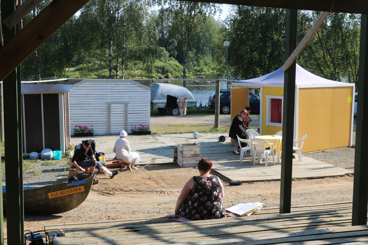 Rompoolin kesäteatteriesitykset nähdään Oulaisten Väinölänrannassa. Teatteriporukka pitää paikat kunnossa talkoilla.