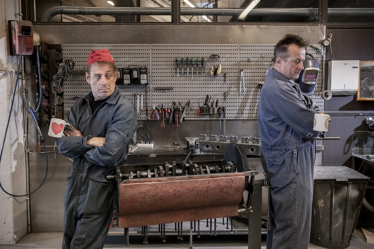 Ola (Marko Syysmaa) ja Jallu (Kari koivukangas) kunnostavat korjaamolla autoja ja ystävyyttään.