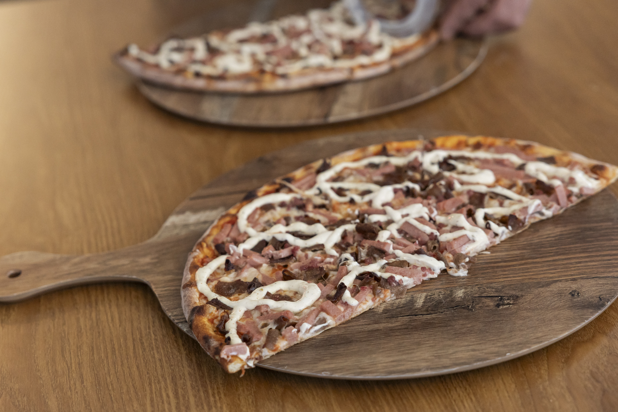 Jos Taivalkosken Finlandiano myy illassa viisikymmentä pizzaa, niistä neljäkymmentä on Alatinoja — kävimme testaamassa sen ja kaksi muuta koillismaalaista pizzaa