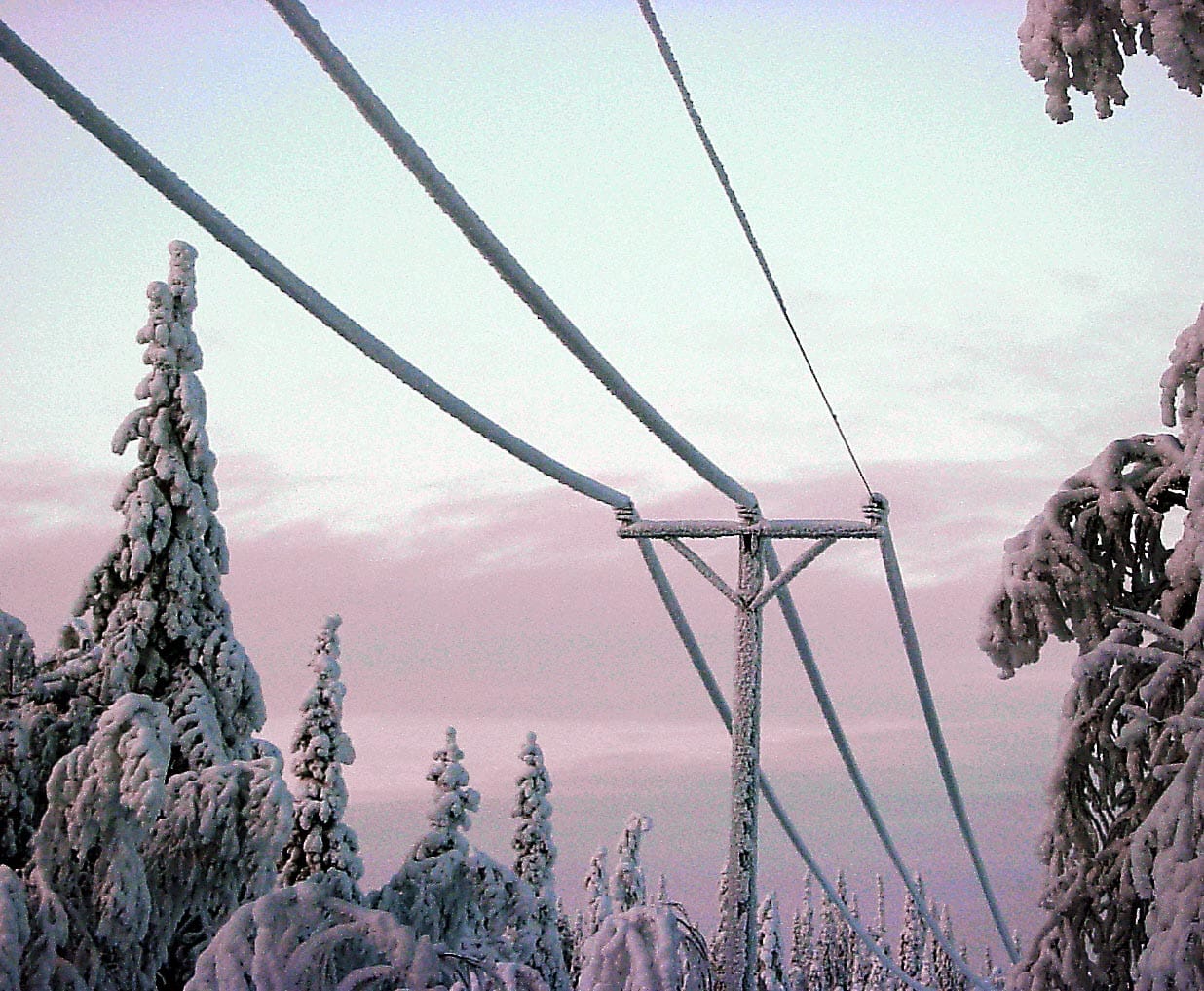 Jos kylmänä pakkaspäivänä tapahtuisi isoja vikaantumisia, tehopulaa olisi ehkä pakko helpottaa muutaman tunnin mittaisilla sähkönkulutuksen rajoituksilla.